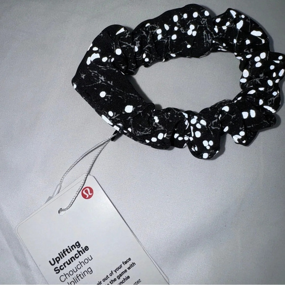 🆕⭐️ Lululemon Uplifting Scrunchie Reflective Crinkle Dust Alpine White - Picture 3 of 6